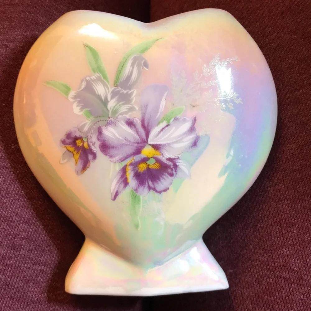 Iridescent heart-shaped vase with purple flower design
